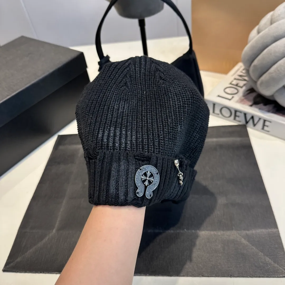 P60 Crow Heart Autumn and Winter Wool Knitted Beanie This must be the favorite of minimalism. It is clean, neat, fashionable and versatile, and will definitely not be picky about your face shape! A fashionable classic that lasts forever! Fashionable black and white can be purchased together